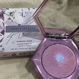Fenty Beauty Diamond Bomb Highlighter - Shimmering Lilac